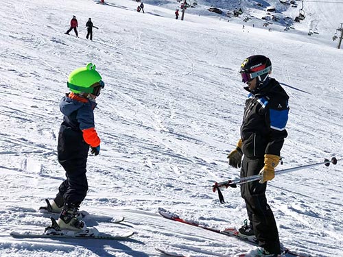La mejor edad para que un niño empiece a esquiar son los 3 o 4 años
