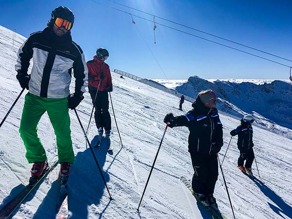 Alumnos de nuestra escuela disfrutando de clases particulares de esquí de nivel alto en Sierra Nevada
