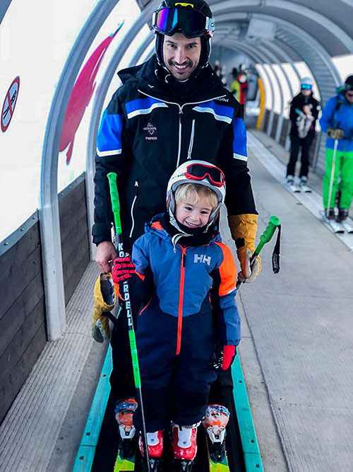 Beneficios que aporta el esquí sobre un niño siempre empezando con clases particulares de esquí infantiles
