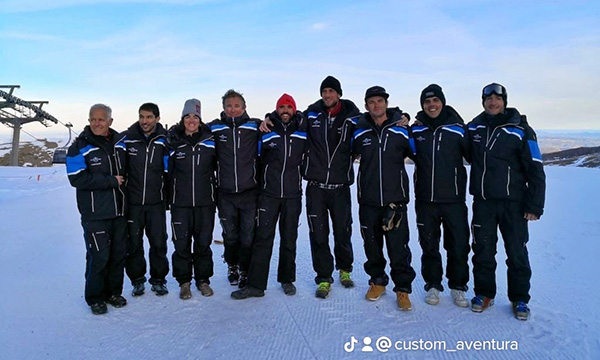 Gran equipo humano, profesores de esquí y snowboard en Sierra Nevada