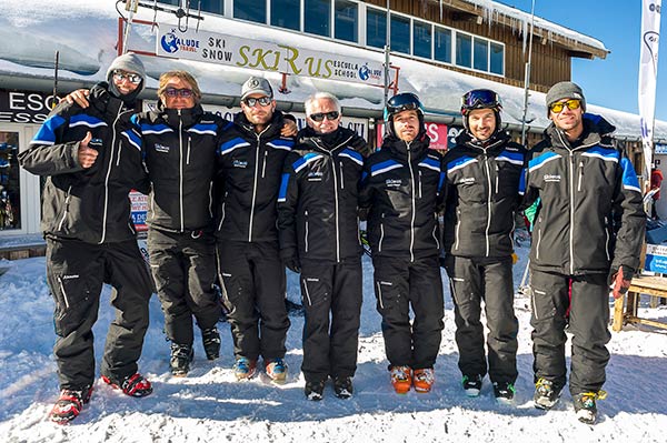 Gran equipo humano, profesores de esquí y snowboard en Sierra Nevada