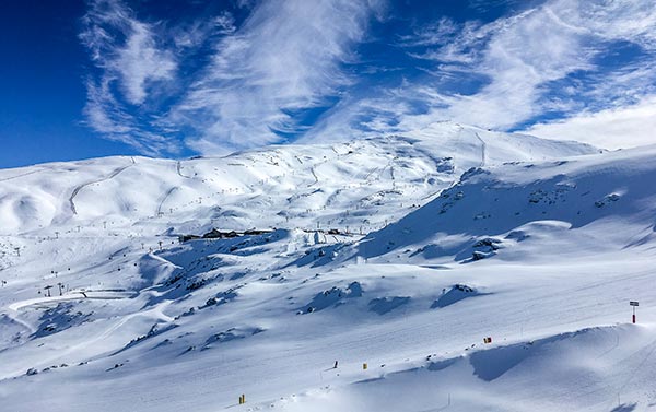 Esquiar en la estación de esquí Sierra Nevada