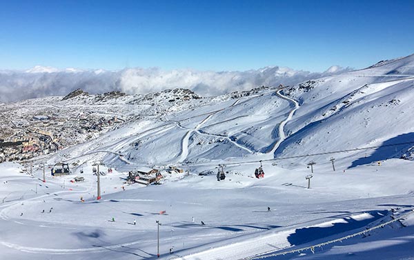 Vista de las pistas de la estación de esquí Sierra Nevada